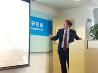 Prof. Sung delivers a lecture in Microsoft Research Asia.